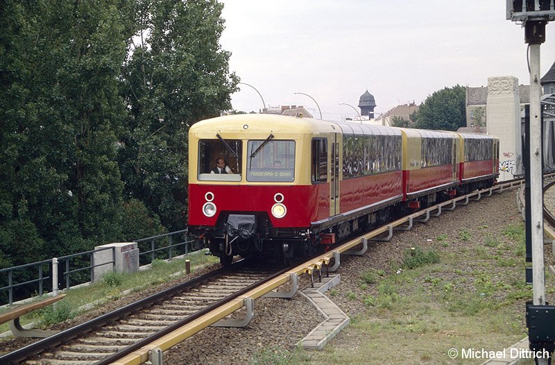 Bild: Zugeinfahrt in Treptower Park