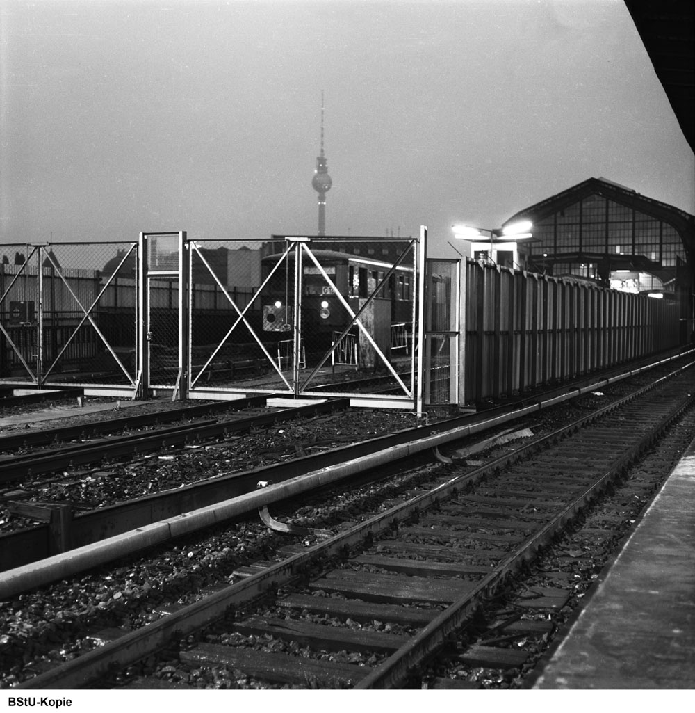 Bild: Zug am westlichen Bahnsteigende 1