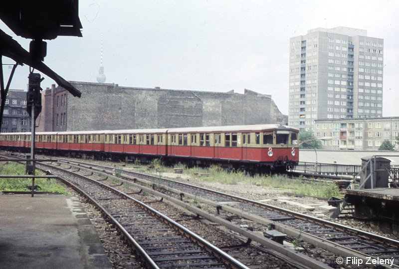 Bild: ausfahrender Zug in Ostbahnhof