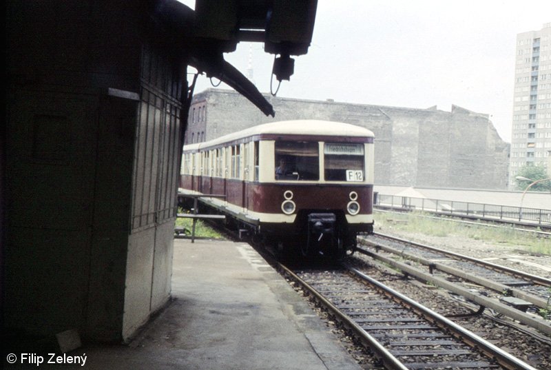 Bild: einfahrender Zug in Ostbahnhof