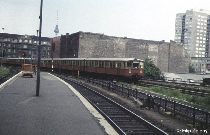 Bild: einfahrender Zug in Ostbahnhof