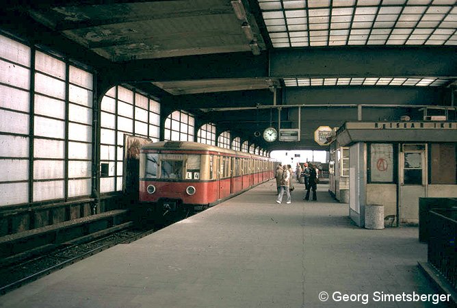 Bild: Zug im S-Bahnhof Zoologischer Garten