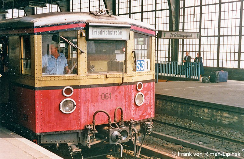 Bild: BVG-Zug am Bahnsteig B