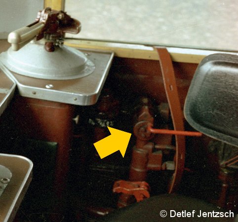 Der Ad-Zähler verhindert das Auslösen einer Zwangsbremsung. Darunter das Notbremsventil der Bauart Ackermann.